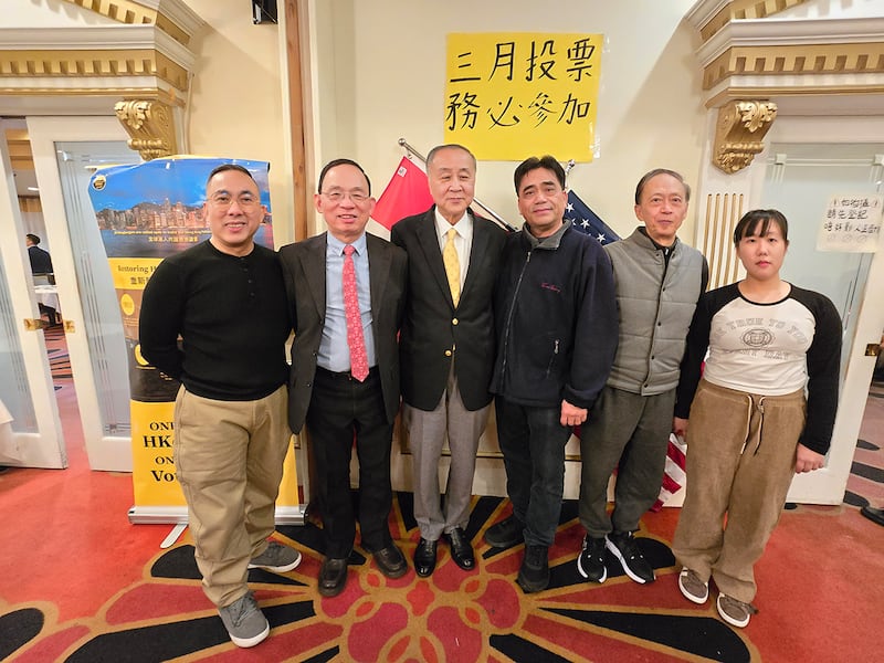 香港议会发起人袁弓夷(左三)和筹委会主席何良懋(左二)在温哥华介绍香港议会选举和《自由香港宣言》,获得许多香港人支持。