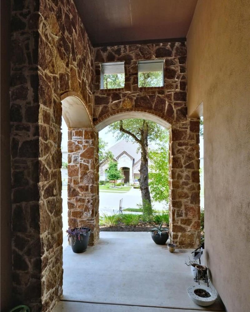 大宅圍有橡樹包圍，位於一個高級住宅區內。（地產經紀網站資料圖）