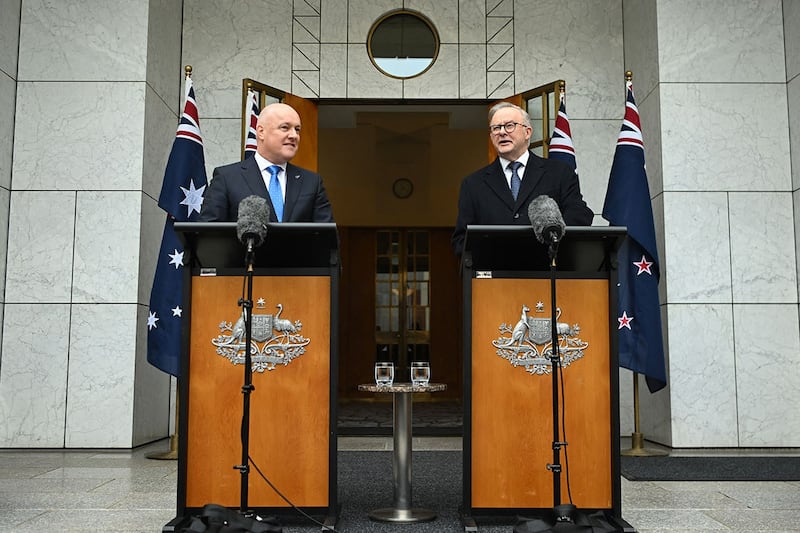 2024年8月16日,澳大利亚总理阿尔巴尼斯(右)和新西兰总理拉克森在堪培拉议会大厦举行联合新闻发布会。(法新社)
