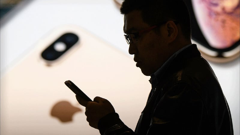 据人民网报道,密码法中的密码,是指采用特定变换的方法对信息等进行加密保护、安全认证的技术、产品和服务。(资料图/法新社)