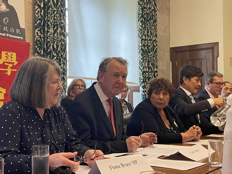 英国上议员奥尔顿(David Alton)表示,他会向英国政府施压,促请政府保护在英中、港学生的安全,让他们可以自由表达意见,而毋须隐姓埋名。。 (文在山摄)