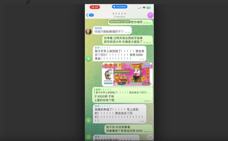 蘇雨桐、王靖渝和第三者之間的短信交流,第三者威脅要傷害他們,並說他是收了錢才這麼做的。 (圖源:王靖渝)