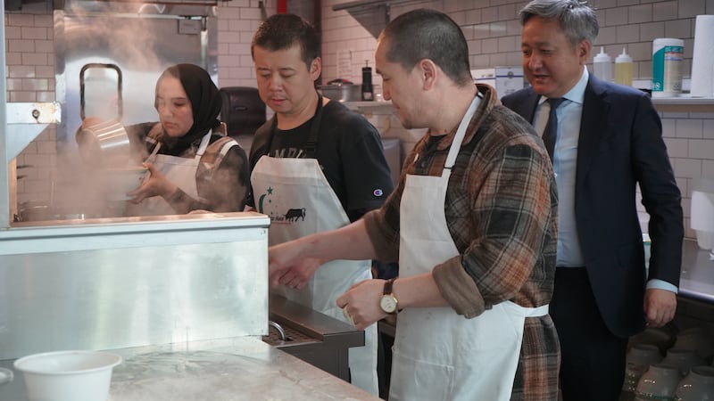 马福骉是曾在马聚的庇护所住过的新移民，现在在曼哈顿的一家手工拉面店工作