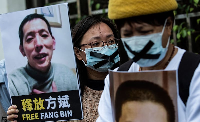 图为,香港民主活动人士声援失踪公民记者方斌。(ISAAC LAWRENCE / 法新社图片)