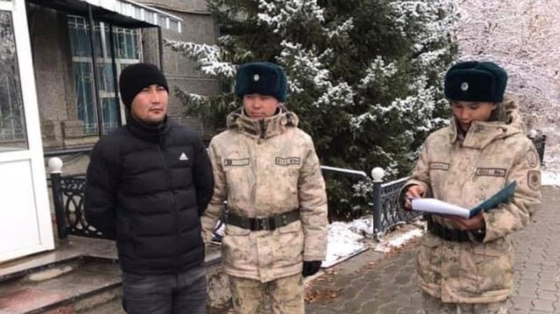 从中国新疆逃亡哈国的哈斯铁尔,接受哈国安全人员调查。(阿塔珠尔特提供/记者乔龙)