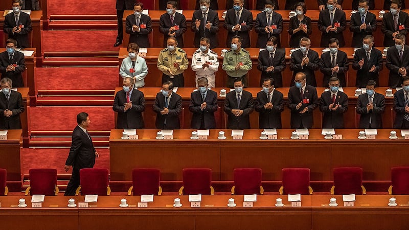 有舆论形容这是“习近平迈向第三任期的最后一里路”。 有分析认为,中共的权斗不到最后一刻很难见分晓。(美联社图片)