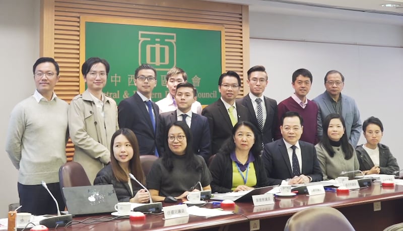 2020年1月,中西区区议会区议员合照。前排左三为,中西区区议会主席郑丽琼。(维基百科)