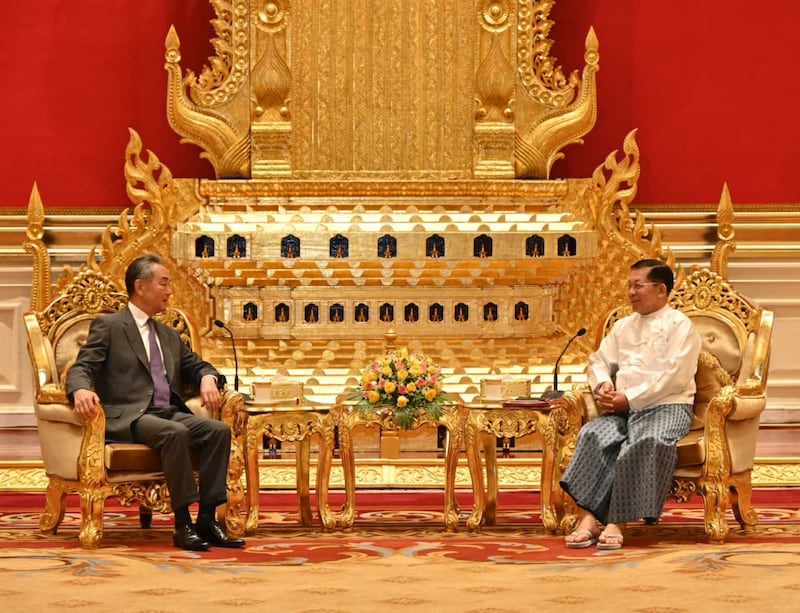 တရုတ်နိုင်ငံခြားရေးဝန်ကြီး ဝမ်ယိနှင့် ဗိုလ်ချုပ်မှူးကြီး မင်းအောင်လှိုင်တို့ နေပြည်တော်ရှိ သံတမန်ဧည့်ခန်းဆောင်တွင် ၂၀၂၄ ခုနှစ် ဩဂုတ်လ ၁၄ ရက်နေ့က တွေ့ဆုံစဉ်။ (Photo: Myanmar Military)