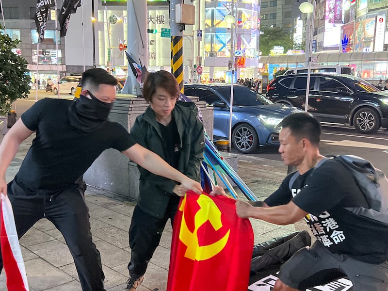 集會期間，示威人士手撕中國共產黨黨旗。（淳音攝）