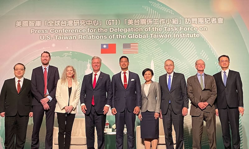 前白宫国安顾问欧布莱恩(左4)率团访台,24日在台举行记者会,再度表明美国无意摧毁台湾。 (亚洲事实查核实验室记者摄影)