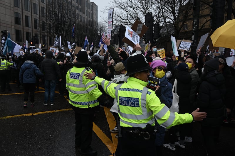 最後集會開始後不足一小時，數千名示威者已經佔據整個十字路口，著名景點倫敦塔一帶交通陷入癱瘓。（梁銘康攝）