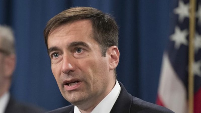 2020年7月21日,美国司法部副部长德默斯(John Demers )宣布对两名中国黑客提起诉讼。(法新社)