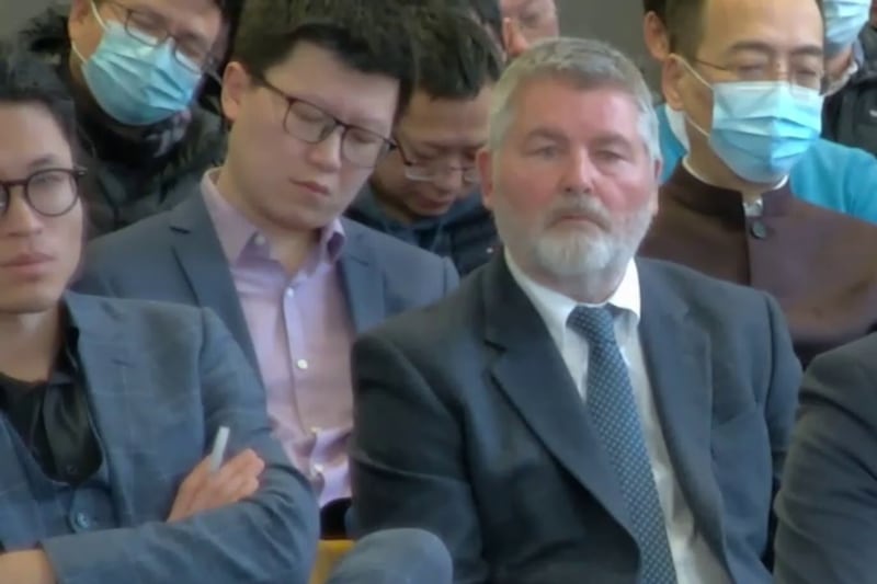 支持規劃一方作供時不斷強調「超級大使館」有助當區甚至英國全國經濟發展,有至少3人在旁聽席打瞌睡。