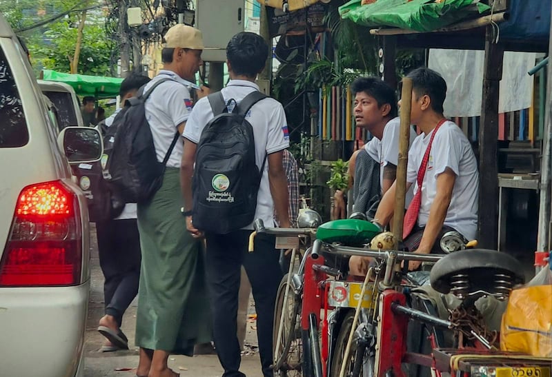 ရန်ကုန်မြို့ ရပ်ကွက်တစ်ခုအတွင်း သန်းခေါင်စာရင်းကောက်ယူနေသည်ကို ၂၀၂၄ ခုနှစ်၊ အောက်တိုဘာလ ၁ ရက်နေ့က တွေ့ရစဉ်။ (Photo: RFA)