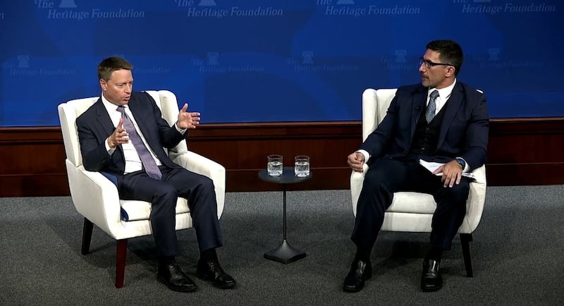 美国华盛顿智库传统基金会亚洲项目主任史密斯(右)在研讨会上表示:"几十年来,我们一直在考虑接触问题,我们被这种理论蒙蔽了双眼,认为与中国进行更多的经济和政治接触将缓和其对外行为,使其国内环境更自由,事实并非如此"。(视频截图/传统基金会官网)