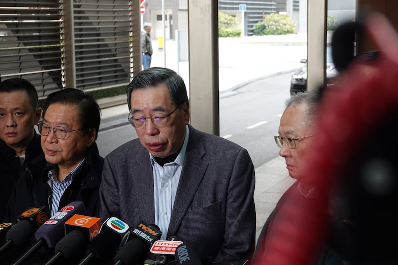 立法會主席梁君彥等8名議員周二(24日)回港見記者時表示,行程緊密並不是去旅行。(衛斯攝)