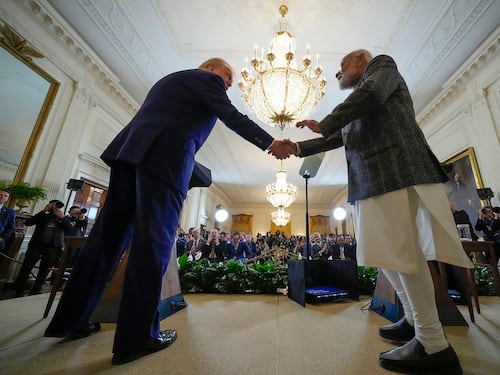 ཨ་རི་དང་རྒྱ་གར་གྱི་དབུ་ཁྲིད་རྣམ་གཉིས་ཕོ་བྲང་དཀར་པོར་མཇལ་འཕྲད་ཐོག་མ་གནང་བའི་སྐོར།