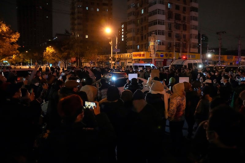 北京民众11月27日手举白纸在街头抗议中国政府的"清零"政策(美联社图片)