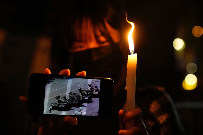 2021 年 6 月 4 日,在香港维多利亚公园外,人们点燃蜡烛以纪念六四32周年。 (美联社)