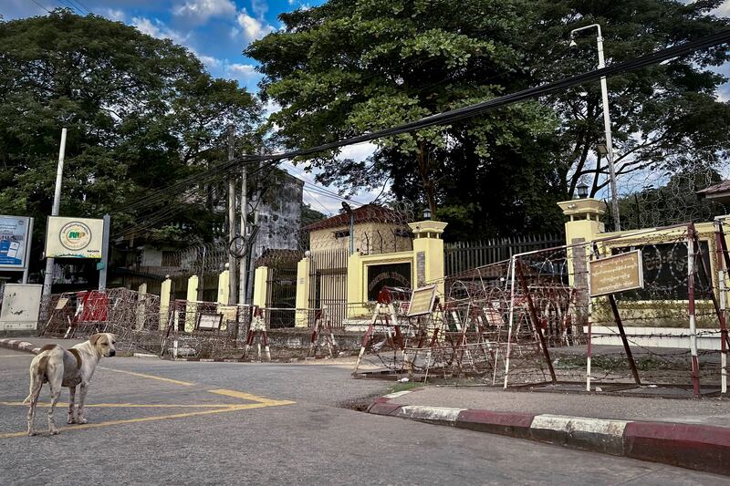 ရန်ကုန်မြို့ အင်းစိန်အကျဉ်းထောင် ဂိတ်တံခါးပေါက်ကို ၂၀၂၄ ခုနှစ် ဇန်နဝါရီလ ၄ ရက် လွတ်လပ်ရေးနေ့က တွေ့ရစဉ်။ (Photo: RFA)