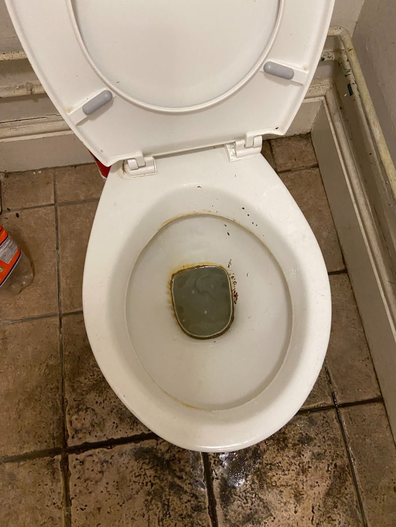 軍營內的廁所衛生情況惡劣。（受訪者提供）