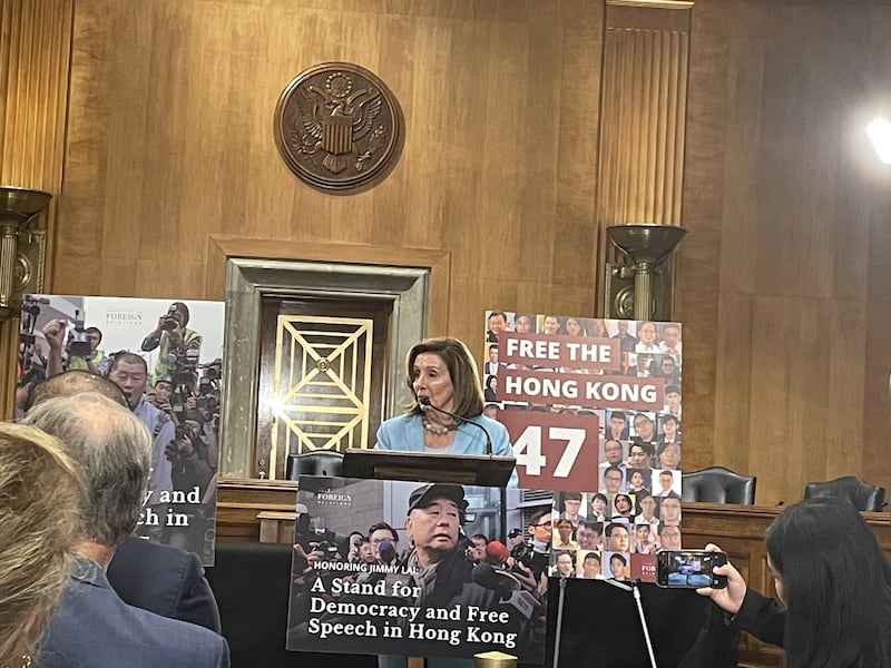 美国众议院原议长佩洛西(Nancy Pelosi)在纪念黎智英的国会新闻发布会上发表讲话。(记者唐缘媛摄)