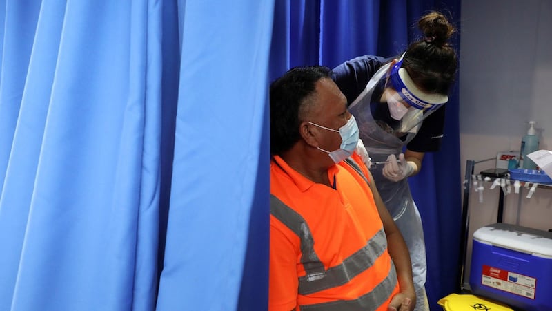 一名工人正在接种中国制造的科兴疫苗（路透社图片）