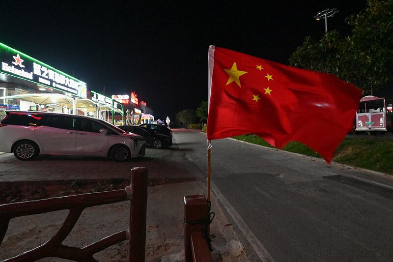 2024年10月14日,中国福建省平潭岛的一家餐厅外飘扬着中国国旗,平潭岛是中国最接近台湾的地理位置。(法新社图片)