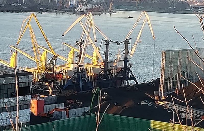 나호트카 항구에서 화물운반기중기가 석탄을 석탄운반선박에 옮겨놓고 있다.