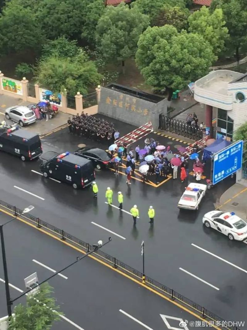 2020年6月4日,两节作文课之后,江苏省常州市金坛区河滨小学的五年级女生缪可馨冲出四楼教室,翻越栏杆后坠楼身亡,年仅十岁。(微信图片)