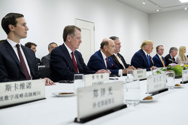 美国总统特朗普和中国国家主席习近平,2019年6月29日上午10点50分举行双边会谈。在会议举行前数分钟,特朗普带领美方贸易代表莱特希泽、财政部长姆努钦及特朗普女儿伊万卡等贸易代表团成员入座。(法新社)