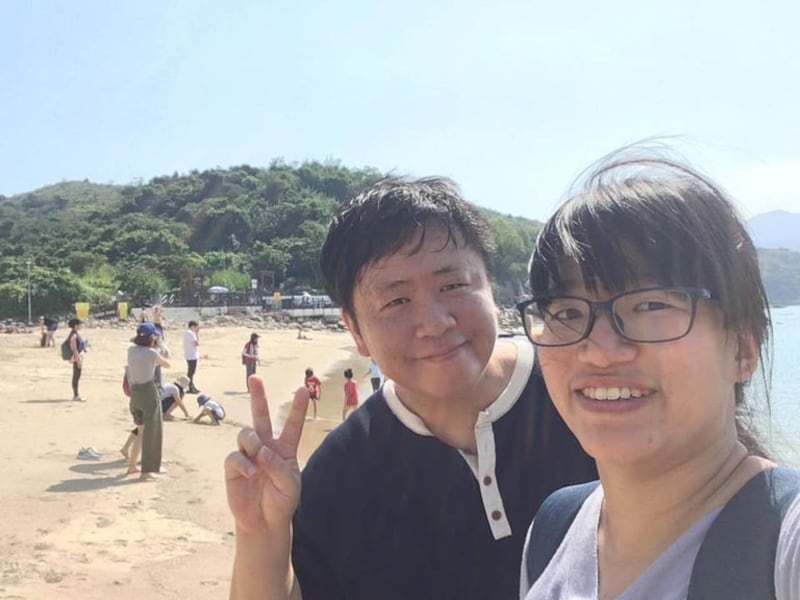 “韩国国际团结之家”(Korean House for International Solidarity)秘书长罗贤斐(Na Hyun-phil)(左)与邹幸彤相识逾10年。(受访者提供)