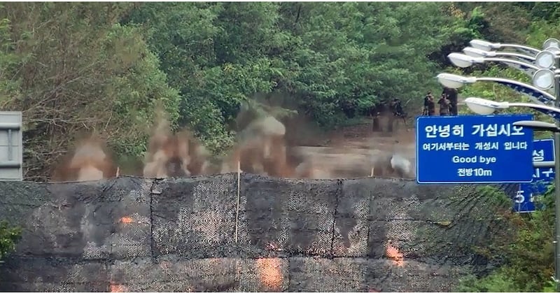 (사진3)경의선도로폭파장면_연합.jpg
