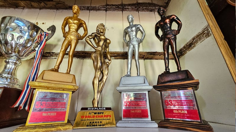 ကာယအားကစားမယ် မသဲစု ရရှိခဲ့သည့် ဆုအချို့ကို ၂၀၂၃ ခုနှစ်၊ ဇွန်လ ၉ ရက်နေ့က တွေ့ရစဉ်။ (Photo: RFA)