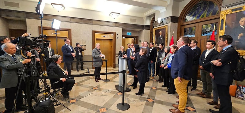 外国干预伤害加拿大民主，许多媒体高度关注此议题，询问各党派国会议员如何防堵外国干预。(记者柳飞拍摄)