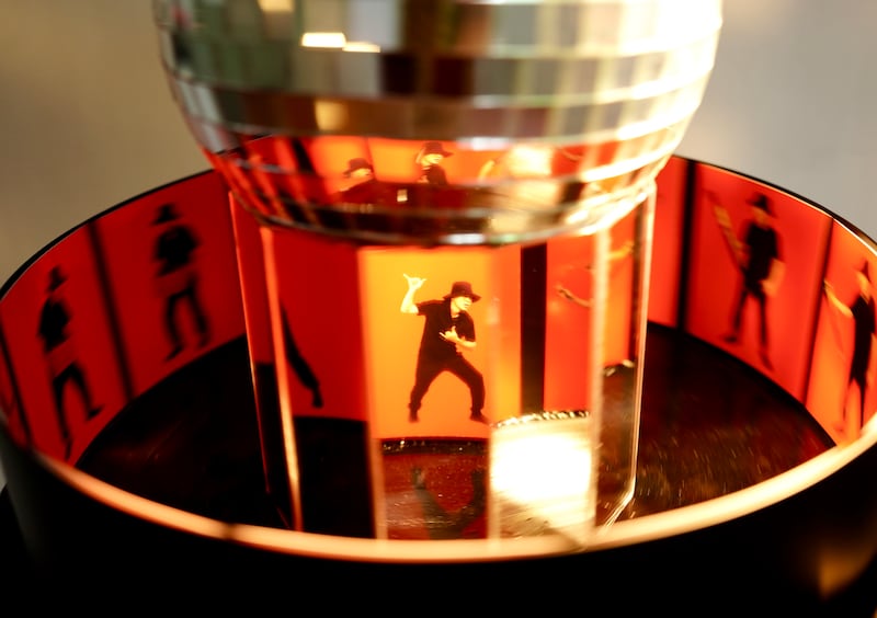 當留聲機轉動時，會將定格動作照片逐一連接起來並不斷重複，讓觀眾仿如看到現場畫面。（淳音 攝）