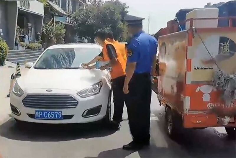 郑州市实施违停重罚(微博视频截图)