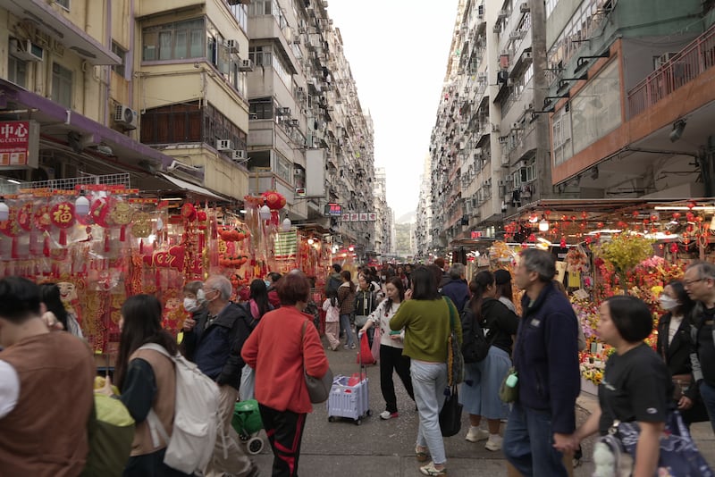 有市民表示雖然辦年貨預算不變,但經濟不景氣就都會「就住使」。(衛斯攝)