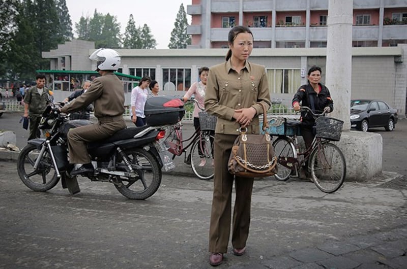 원산 거리를 지나는 북한 주민들.