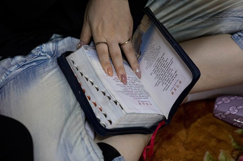 탈북한 중국에서 북한 여성이 성경을 읽는 모습AP.jpeg