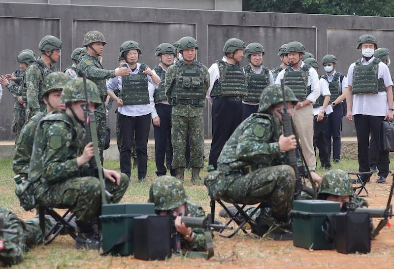 台湾总统蔡英文和军方的关系也经常成为不实信息的题材。图为2023年5月蔡英文访视台湾部队的情形。(美联社)