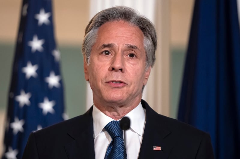 美国国务卿布林肯(Antony Blinken)2024年6月19日在与菲律宾外交部长马纳洛(Enrique A. Manalo)通话后发布声明稿,谴责北京当局对进行合法海洋活动的菲律宾船只作出危险和不负责任的行动,并表明中方的行为正在削弱地区和平稳定。(美联社图片)