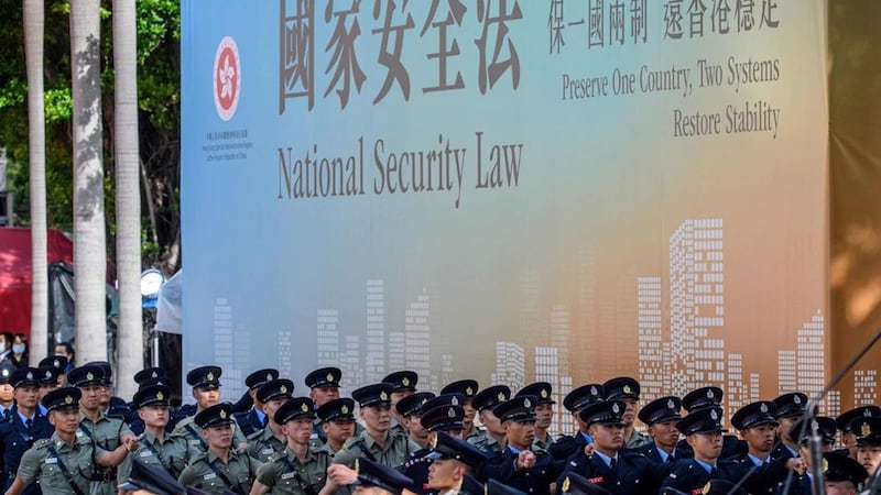 《国家安全法》宣传画下的香港警察(法新社图片)