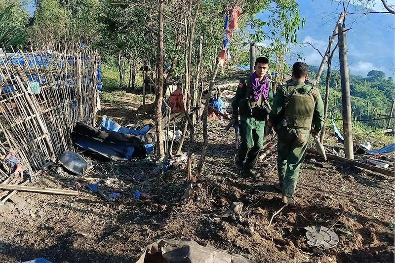 အောက်တိုဘာ ၂၈ ရက်၊ ၂၀၂၃ ခုနှစ်က ရှမ်းပြည်နယ်မြောက်ပိုင်းတွင် မြန်မာအမျိုးသားဒီမိုကရက်တစ်မဟာမိတ်တပ်မတော် (MNDAA) က စစ်ကောင်စီအခြေစိုက်စခန်းတစ်ခုကို သိမ်းပိုက်ပြီးနောက် တပ်ဖွဲ့ဝင်အချို့ကို တွေ့ရစဉ်။ (Kokang Information Network via AFP)