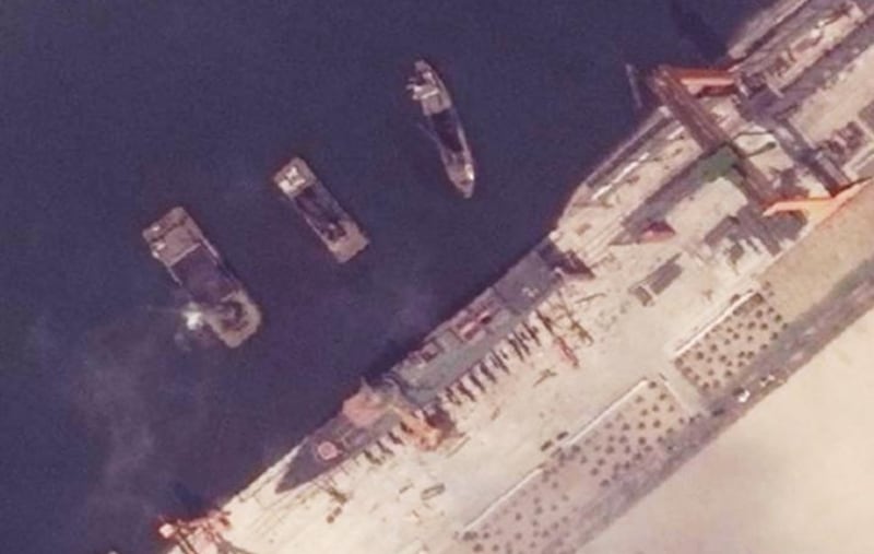 지난 15일 북한 청진항을 촬영한 위성사진에서 건조를 마치고 진수를 준비 중인 구축함이 확인된다.