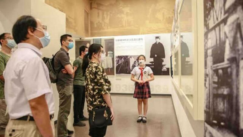 小学生当讲解员,向成年人讲“四史”。(网络图片/乔龙提供)