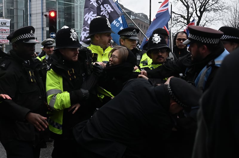 女被捕者阿Wing被捕時不斷慘叫求救，她被扣留12小時後獲保釋外出，接受本台訪問時表示，多名男警粗暴地制服她，又形容自己被「掟上警車」，拉扯期間的身體接觸令她非常不安。（梁銘康攝）