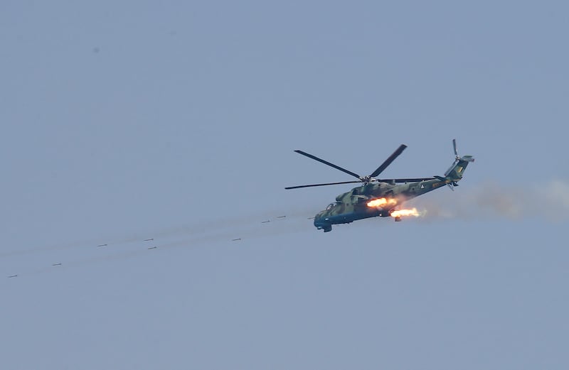 ၂၀၁၈ ခုနှစ် ဖေဖော်ဝါရီလ ၂ ရက်နေ့က ဧရာဝတီတိုင်း ပုသိမ်မြို့အနီးတွင် ပြုလုပသည့် ဆင်ဖြူရှင် ပူးတွဲစစ်ရေးလေ့ကျင့်မှုအတွင်း မြန်မာ့လေတပ်မှ Mi-35 တိုက်ခိုက်ရေး ရဟတ်ယာဉ်တစ်စီးက ဒုံးကျည်များ ပစ်လွှတ်စဉ်။