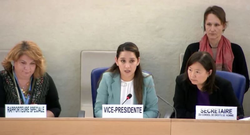 联合国人权理事会副主席(中)2023 年 3 月15 日 在会议中表示,经审议藏人代表的发言并未违反规则,同意其继续发言。(藏人行政中央官网)