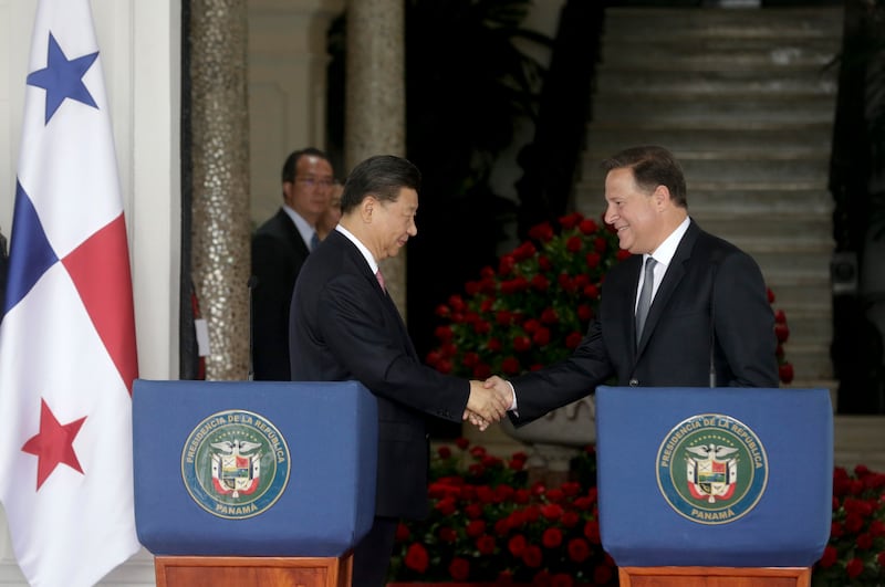 2018年12月3日,中国国家主席习近平(左)与巴拿马总统胡安·卡洛斯·巴雷拉在巴拿马城总统府会晤后握手并共同发表声明。